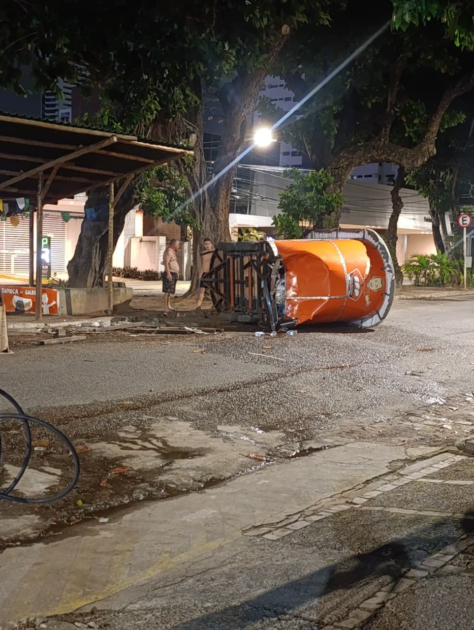 VÍDEO E FOTOS: Motorista destrói trailer do Galego da Tapioca na Av. Rodrigues Alves; campanha via PIX busca ajudar comerciante
