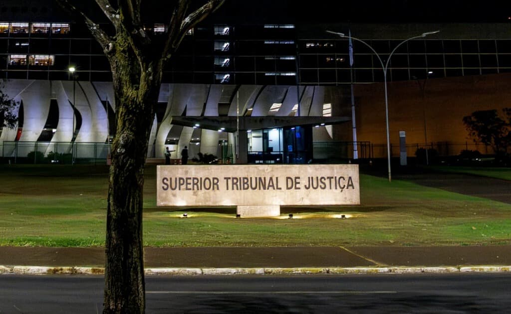 STJ decide que plano deve cobrir cirurgia facial para pessoas trans