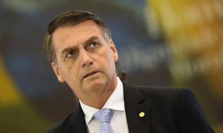 Bolsonaro passou 36 horas soluçando sem parar, diz boletim médico