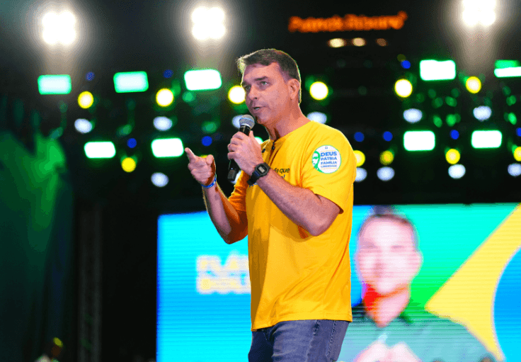 Flávio diz que não vai "abaixar a cabeça para tirano” após Moraes ampliar restrições a Jair Bolsonaro