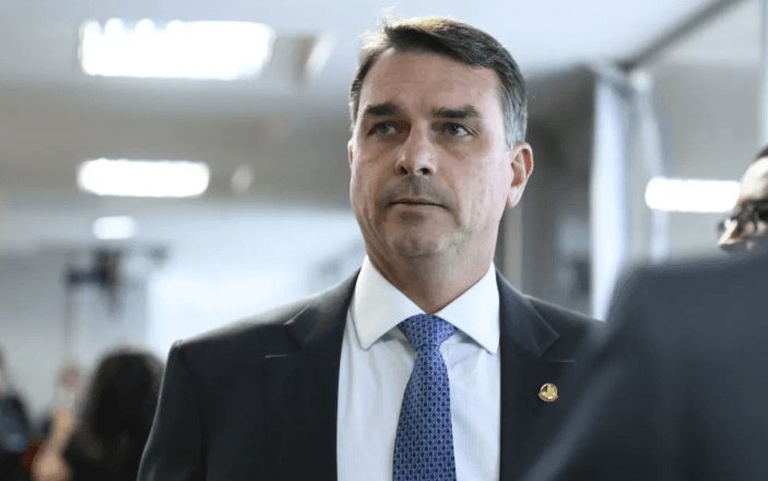 Flávio Bolsonaro diz que Pix não concorre com instituições americanas de pagamento em audiência sobre tarifas no EUA