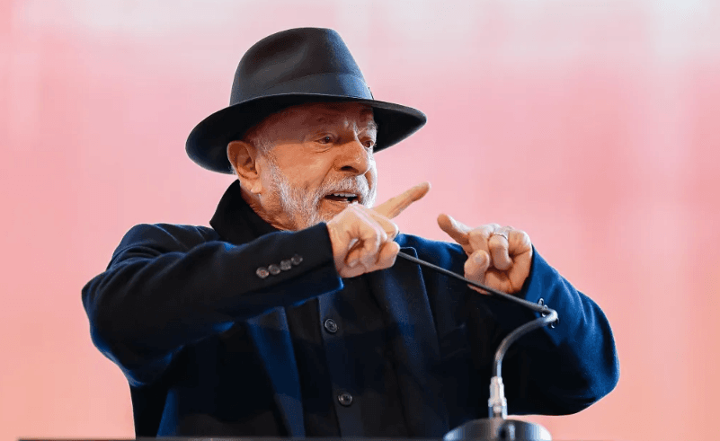 ANÁLISE: Campanha de Lula teme que ‘língua nervosa' do presidente atrapalhe proveito eleitoral do tarifaço, diz Cláudio Humberto
