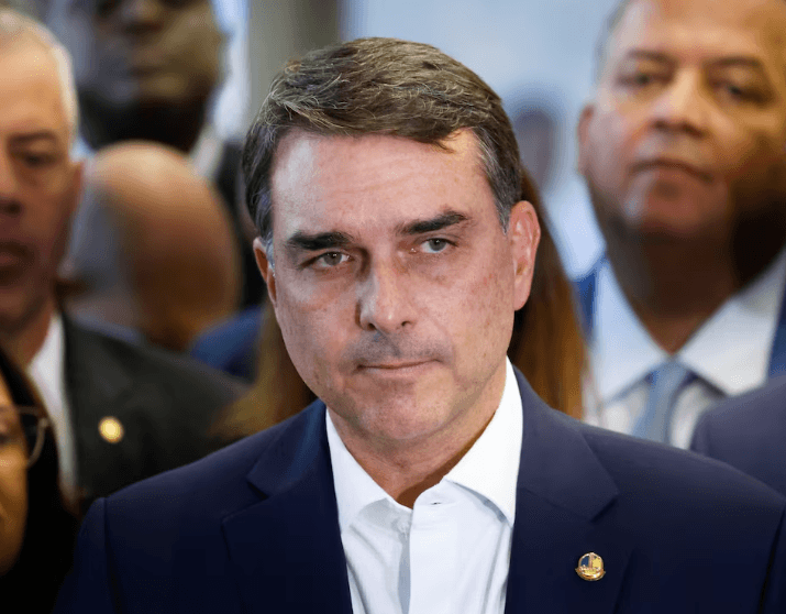 Flávio Bolsonaro chega aos EUA para audiência sobre tarifas de Trump