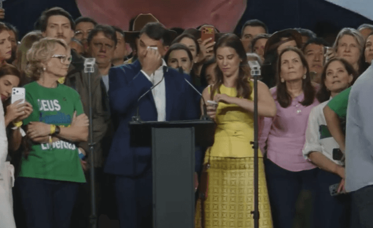VÍDEO: Flávio se emociona em convenção do PL ao assistir vídeo de Jair Bolsonaro feito por inteligência artificial