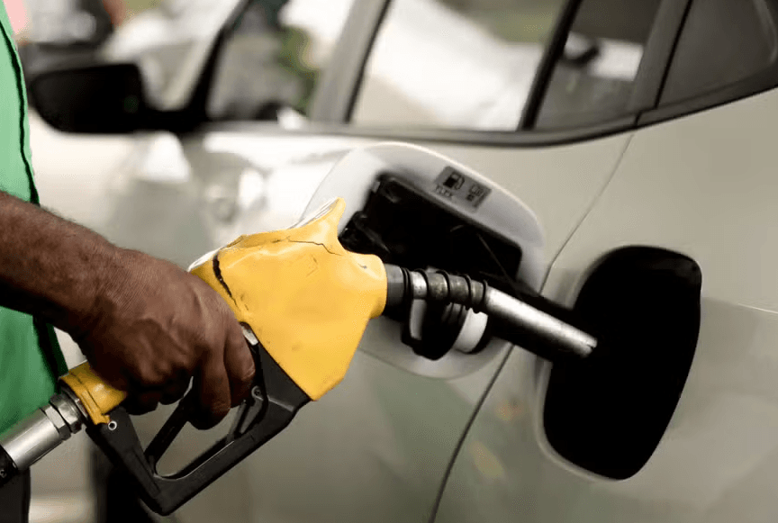 Governo Lula começará a retirar subsídio de R$ 0,44 por litro à gasolina na semana que vem, diz ministro da Fazenda