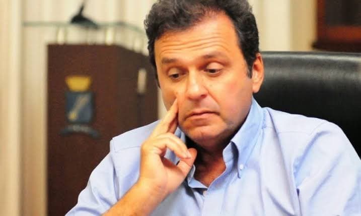 QUE COISA: A vida de Carlos Eduardo é uma sucessão de sobras