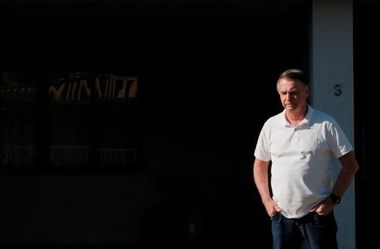Defesa de Jair Bolsonaro pede que Moraes reconsidere decisão que proibiu visitas de Flávio ao pai por 90 dias