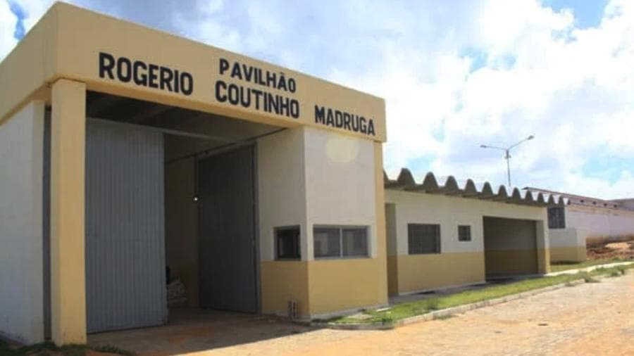 URGENTE: 11 detentos seguem foragidos após fuga da Penitenciária Rogério Coutinho Madruga; forças de segurança fazem buscas