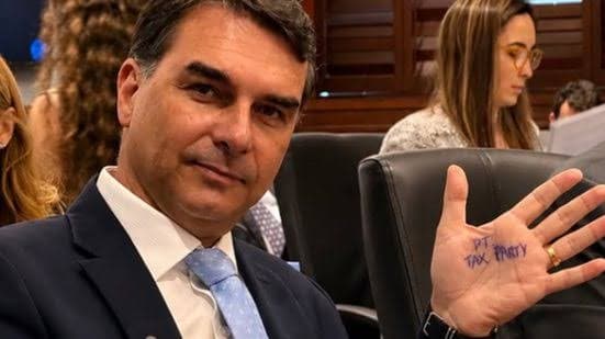 Flávio sobre Lula: ‘Lambe as botas da China e taca pedra nos EUA'
