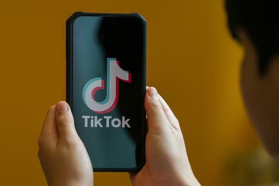 TikTok é multado em R$ 153,7 milhões por falhas na proteção de crianças e adolescentes