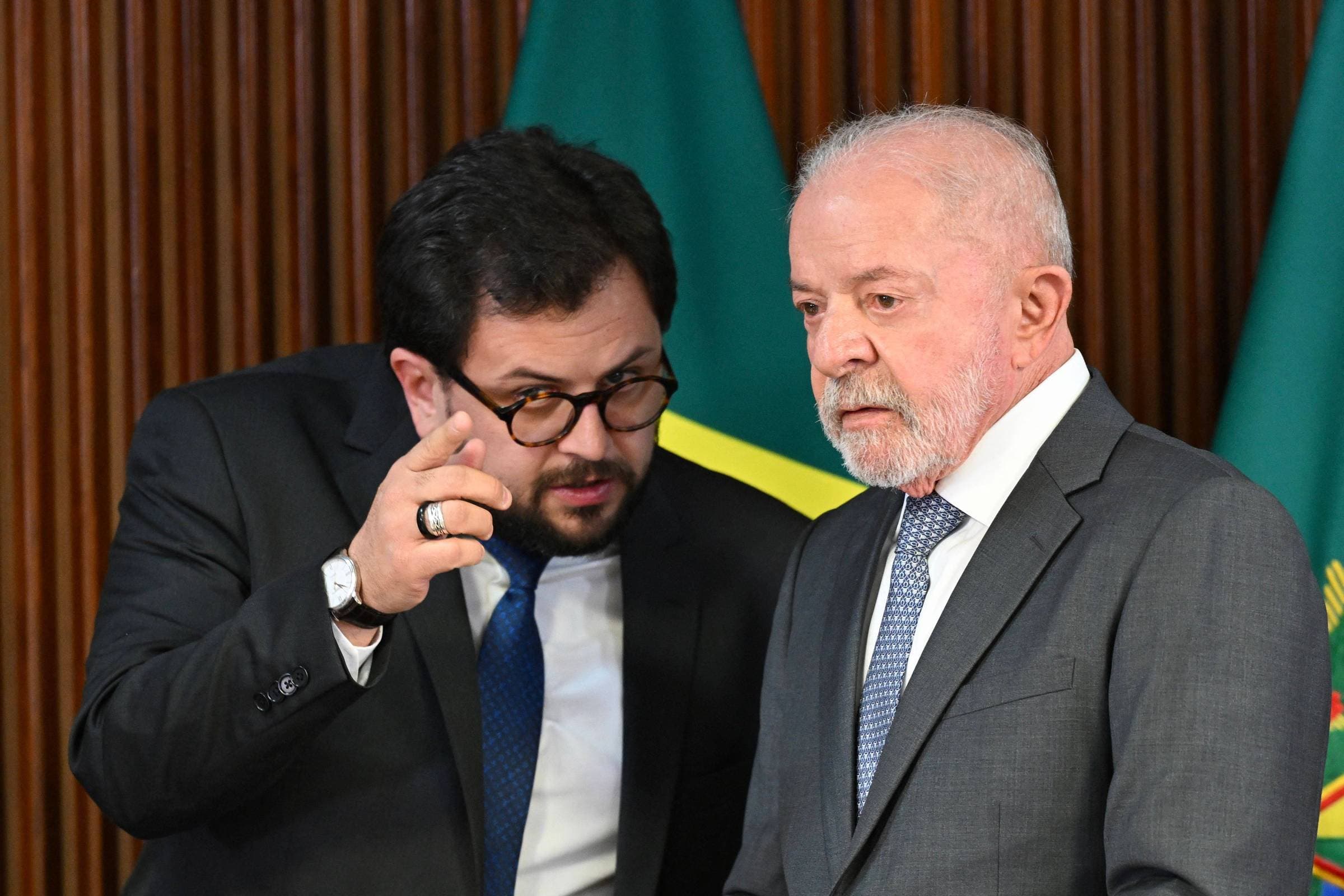 Assessor citado por repasse de amiga de Lulinha foi mensageiro de Lula na prisão e na Presidência