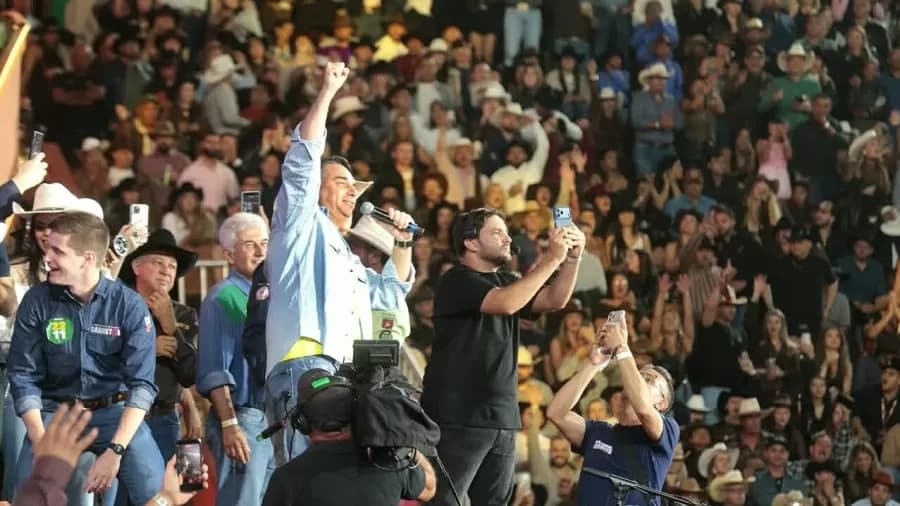 Flávio Bolsonaro é ovacionado em Barretos e evita citar Lula em discurso