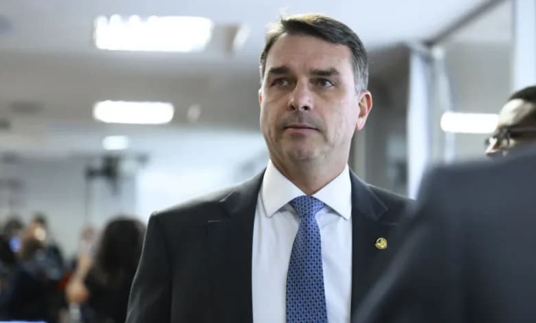 DEEPFAKE ELEITORAL: Mendonça manda apagar vídeo com IA que liga Flávio Bolsonaro a "rachadinha"