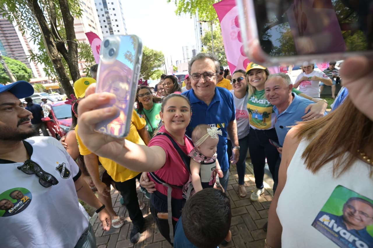 Álvaro Dias mobiliza Natal em grande adesivaço ao lado de Paulinho Freire, Joana Guerra, Eriko Jácome, Ezequiel Ferreira e Styvenson Valentim