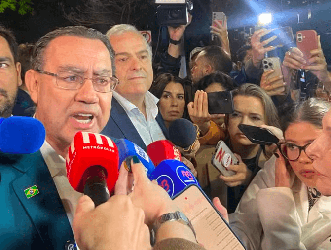"Não vou participar, isso é um teatro", diz Augusto Cury sobre debate da Band ao confirmar ausência durante live na porta da emissora