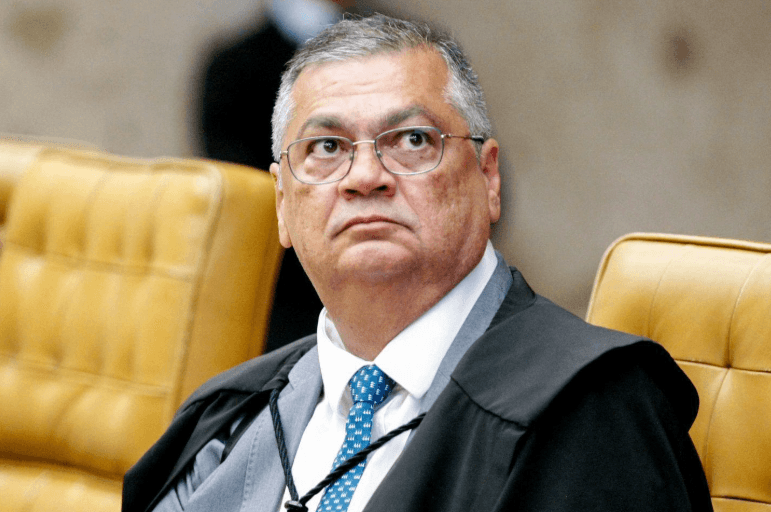 Dino manda investigar vice de Flávio Bolsonaro mesmo após PGR arquivar o caso