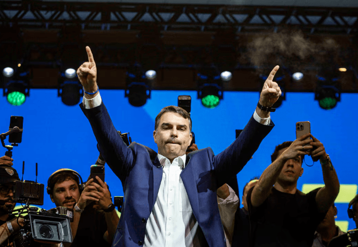 Flávio Bolsonaro atribui responsabilidade pelo tarifaço dos EUA à ‘incompetência’ e às ‘agressões' do governo Lula