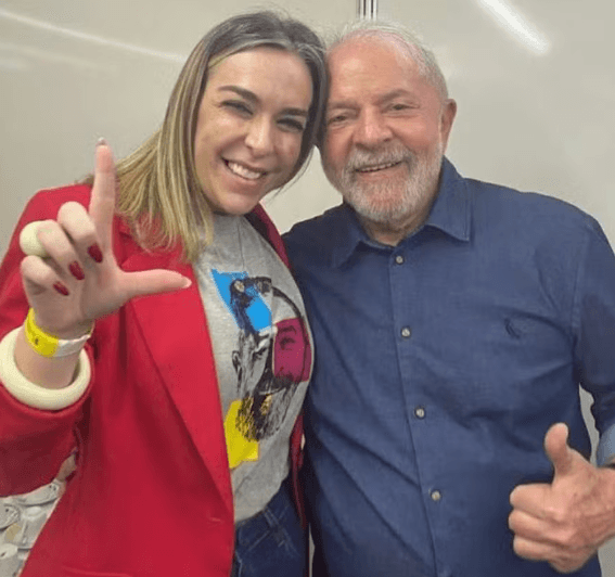CAI QUEM QUER: Depois de dizer que não conhecia Roberta Luchsinger, Lula muda versão após ser desmentido e diz que tira fotos com “inúmeras pessoas”