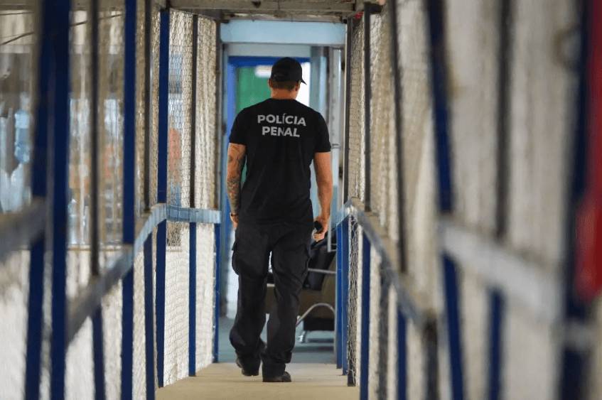 Polícias Penais registram redução de efetivos enquanto superpopulação carcerária dispara no Brasil; déficit supera 42 mil agentes