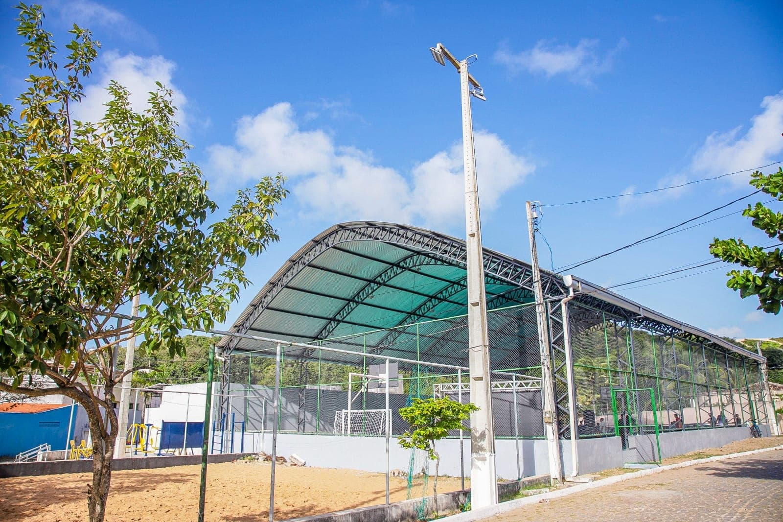 Vila de Ponta Negra ganha quadra poliesportiva coberta após reforma feita pela Prefeitura de Natal