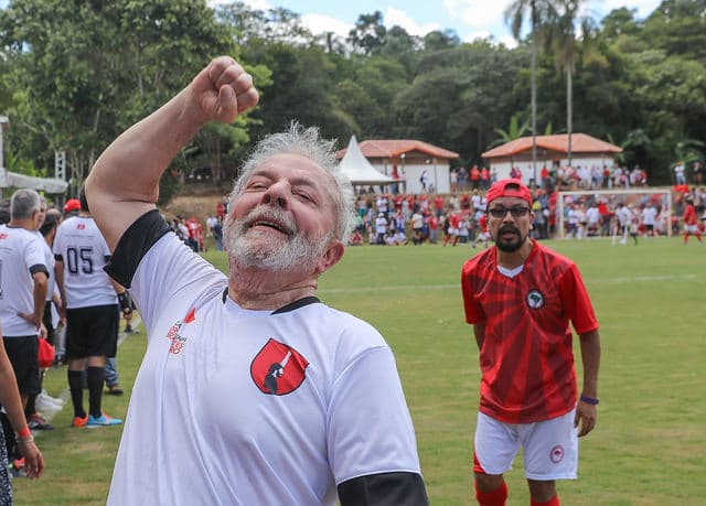 "DESENROLA": Lula sugere programa para ajudar clubes brasileiros endividados