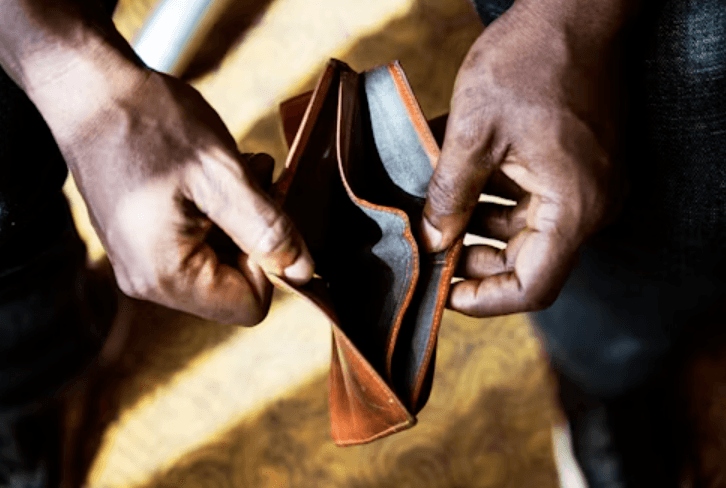 Menos dinheiro no fim do mês: renda disponível do brasileiro cai para menor nível da história