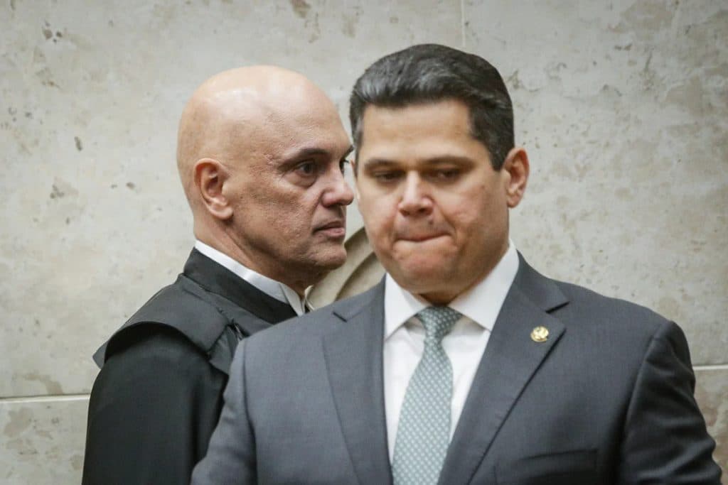 EM CIMA DO MURO: Alcolumbre engaveta impeachment de ministros e espera crise se resolver dentro do próprio STF