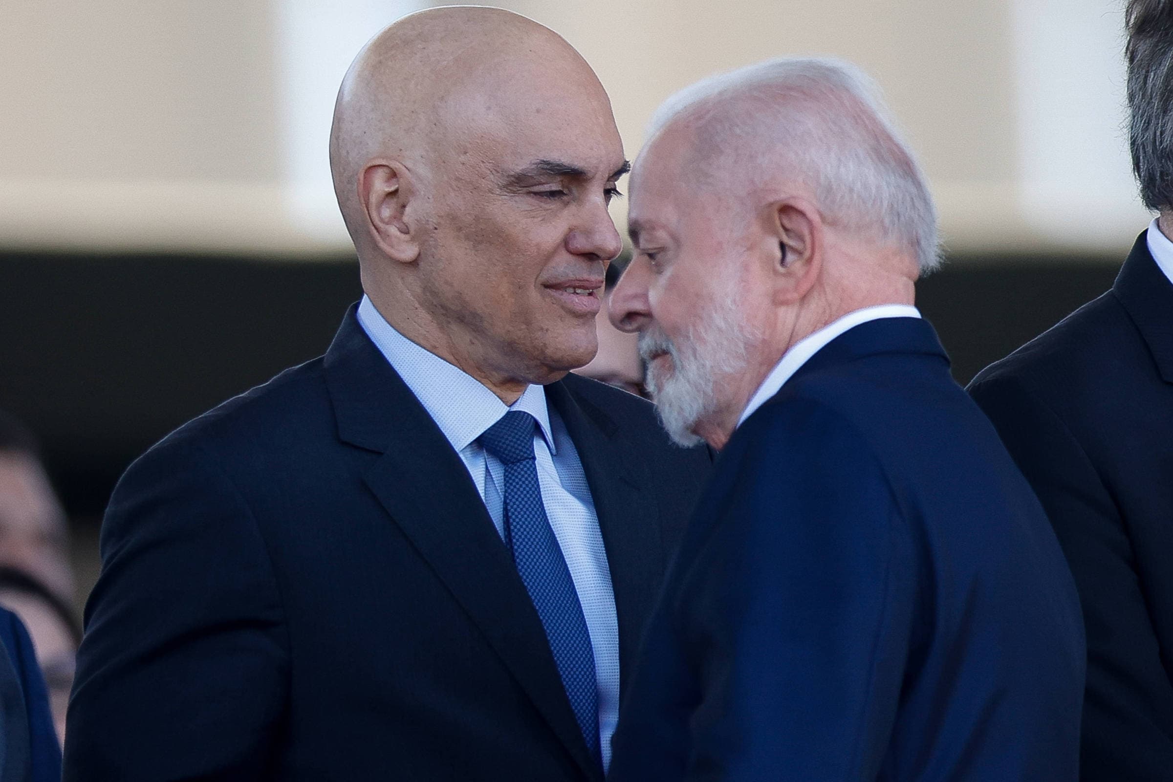 CRISE NO STF: Lula se afasta de Alexandre de Moraes para proteger campanha, enquanto Flávio Bolsonaro cobra impeachment