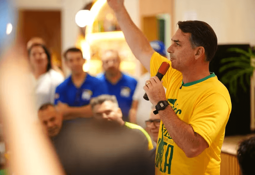 Na reta final do 1º turno, Flávio busca atrair votos de outros candidatos da direita e aposta em voto útil contra Lula