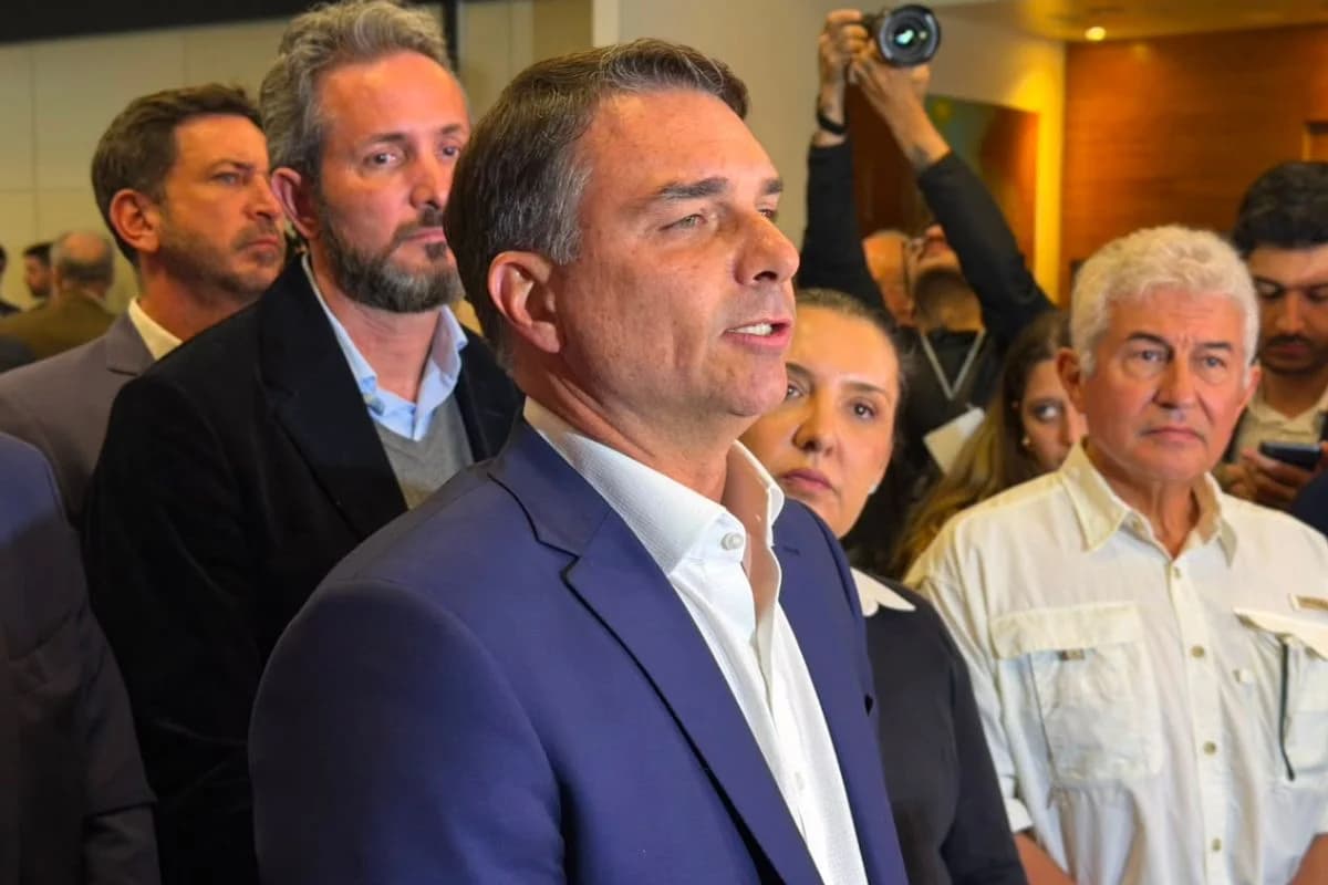 Flávio Bolsonaro acusa Alexandre de Moraes de atuar como "advogado" de Daniel Vorcaro