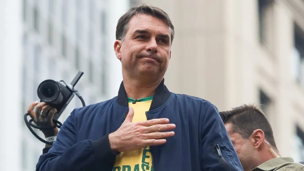 Flávio planeja “PEC da Transição” com corte de R$ 300 bilhões nos gastos