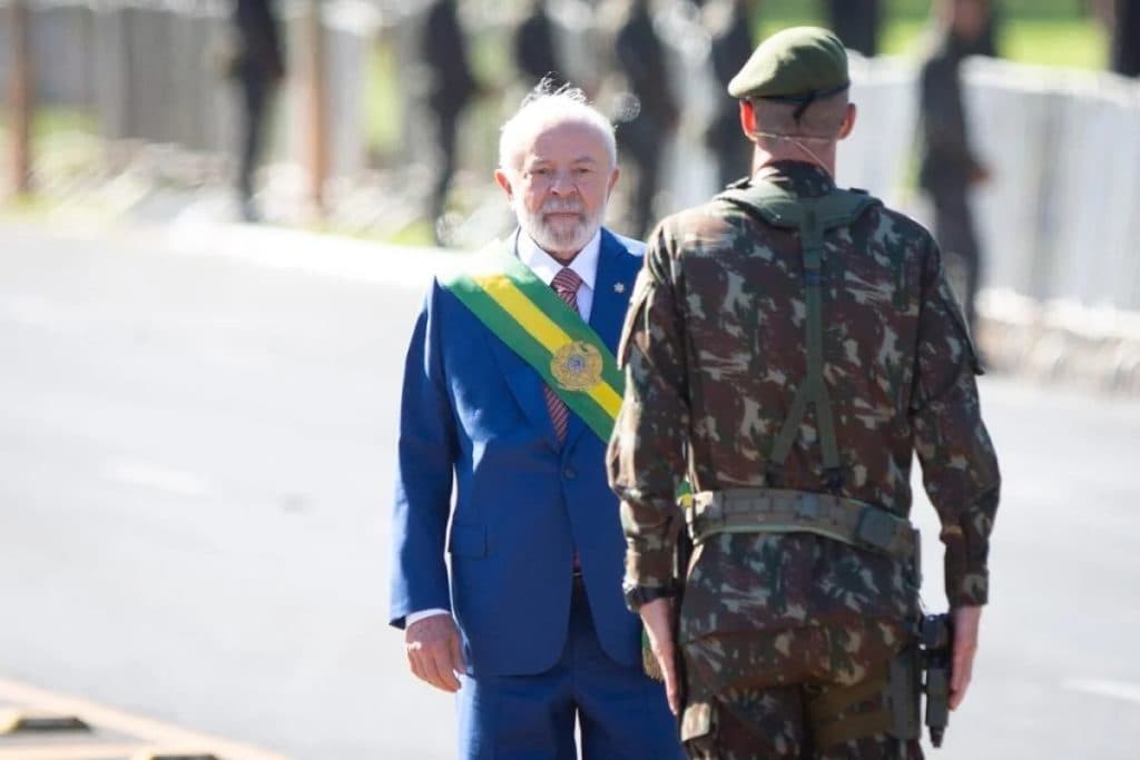 Na mira da Justiça Eleitoral, Lula prepara 7 de Setembro “sóbrio” e sem símbolos do PT