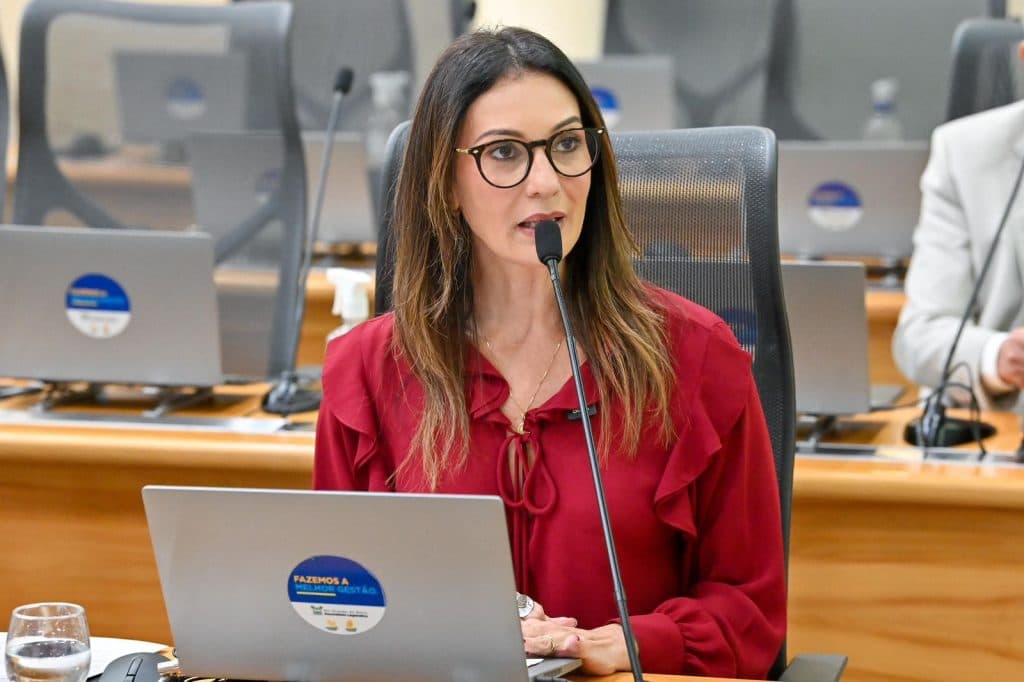 Cristiane Dantas questiona Governo sobre aposentados ficarem por último no pagamento da folha