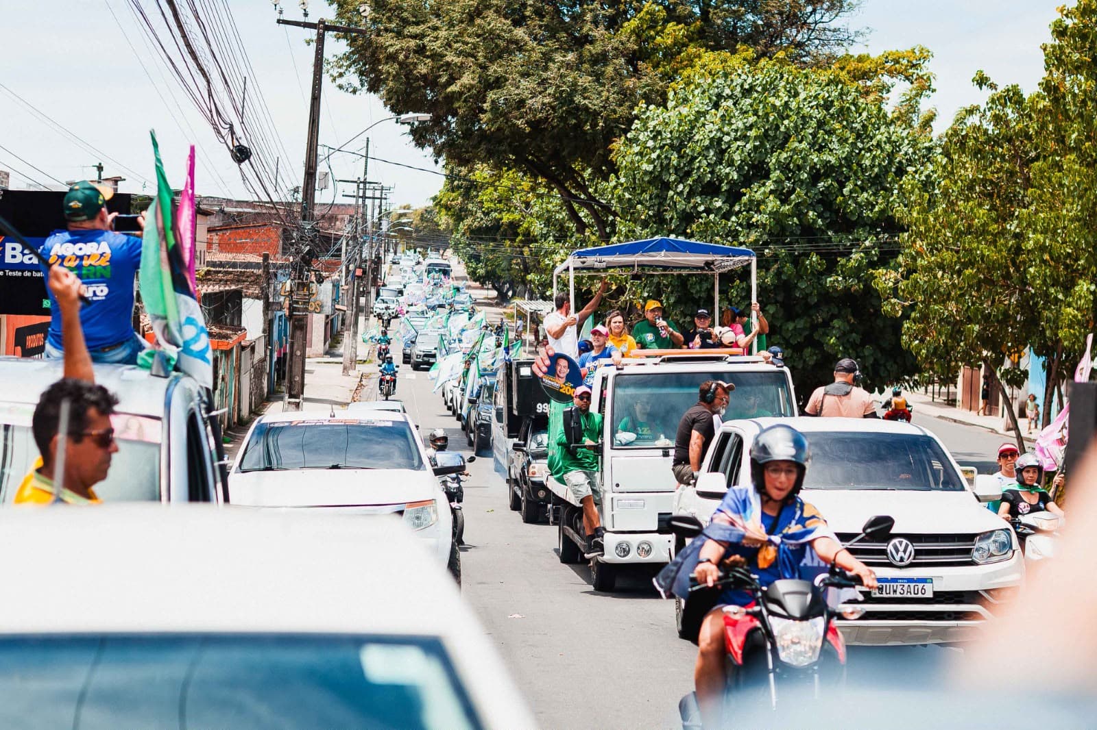 Caravana 22: Álvaro Dias arrasta multidão pelas ruas da Zona Oeste de Natal em grande mobilização