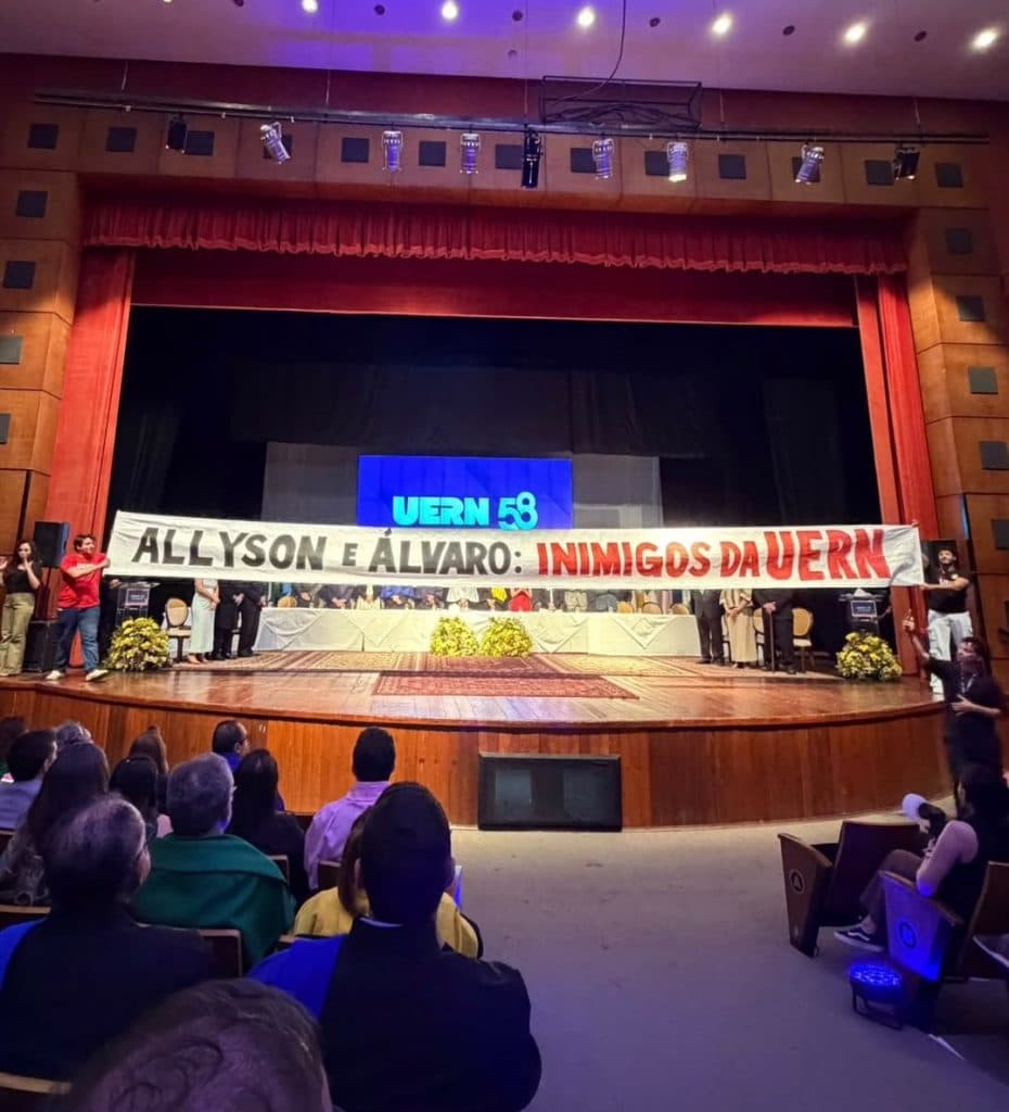 PT NÃO TEM LIMITE: Partido usa solenidade de aniversário da UERN como palco para ato político contra Allyson e Álvaro