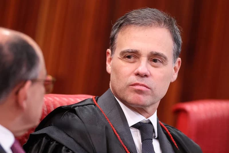 METRÓPOLES: Documento reforça versão de André Mendonça sobre reunião com Daniel Vorcaro