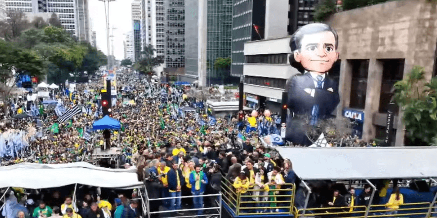 Mendonça ganha boneco gigante em ato do 7 de Setembro na Avenida Paulista