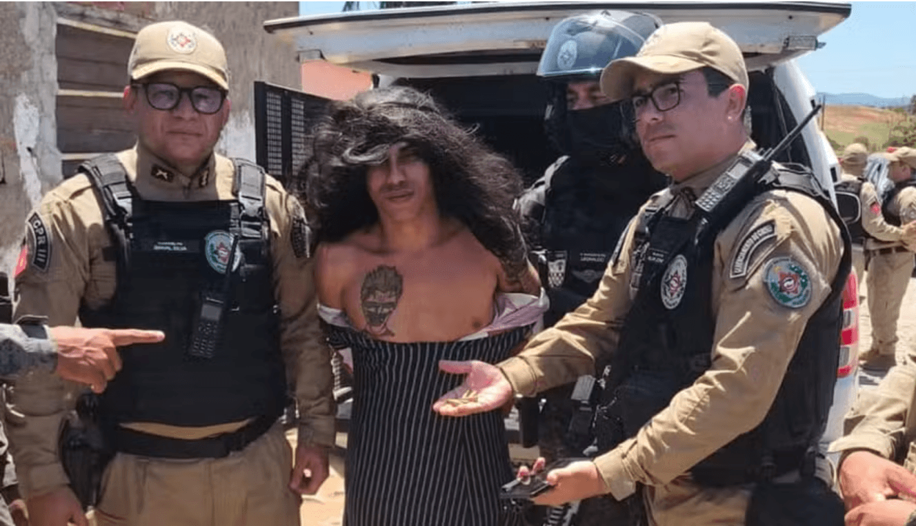 SERIAL KILLER DISFARÇADO: Suspeito de 16 homicídios é preso de vestido e com criança no colo