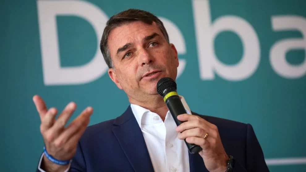 TSE dá 24 horas para fórum sindical apagar publicações contra Flávio Bolsonaro