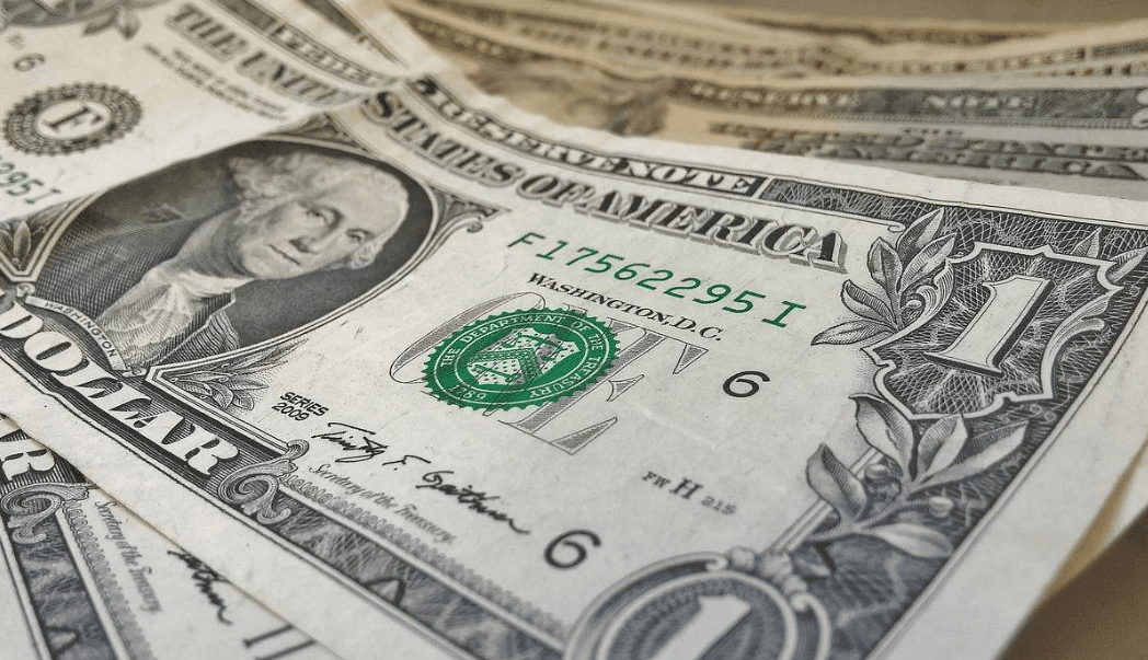 Dólar tem maior queda diária em 8 anos e Ibovespa bate recorde após resultado do 1º turno