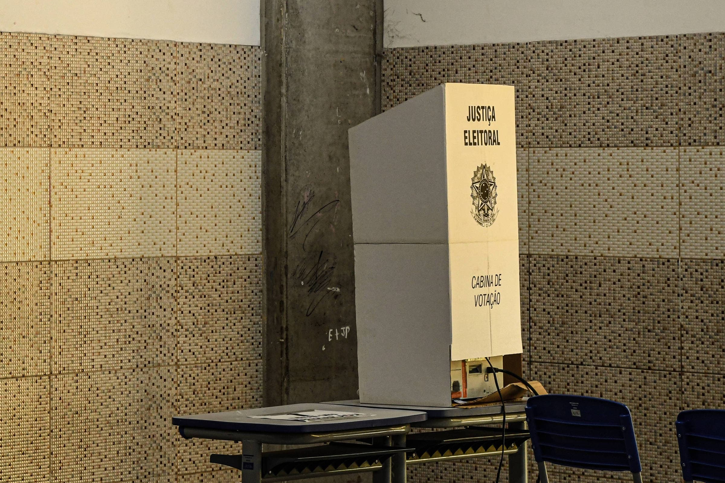 Quatro eleitores morrem após passarem mal em locais de votação