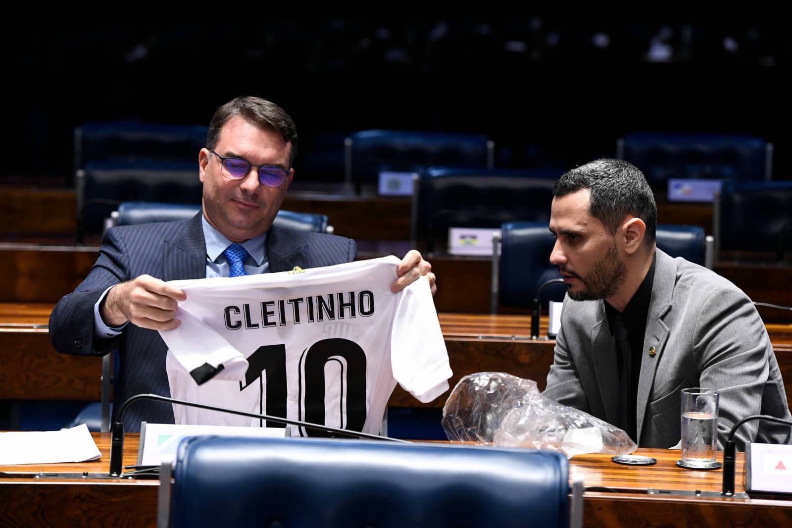 Flávio Bolsonaro promete aliviar dívidas de estados após apelo de Cleitinho