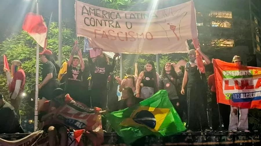 “AGORA É GUERRA”: Ato pró-Lula pede fim da “esquerda paz e amor” e tem discursos radicais em SP