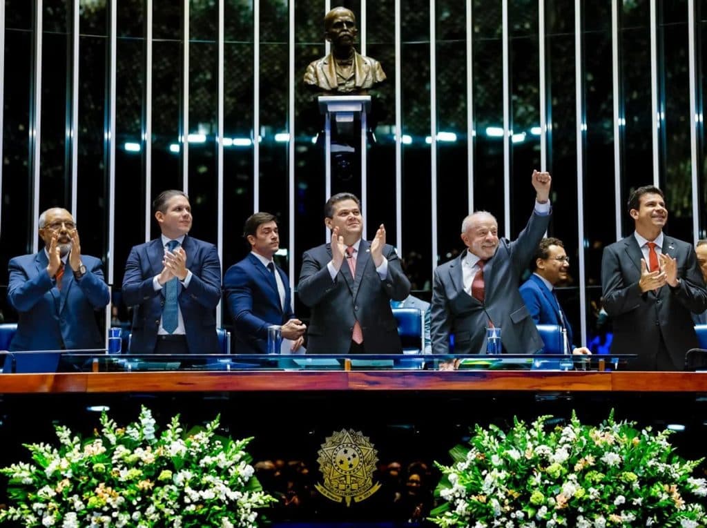 OPORTUNISMO ELEITORAL ESCANCARADO: Lula transforma promulgação da PEC do fim da escala 6×1 em peça de campanha