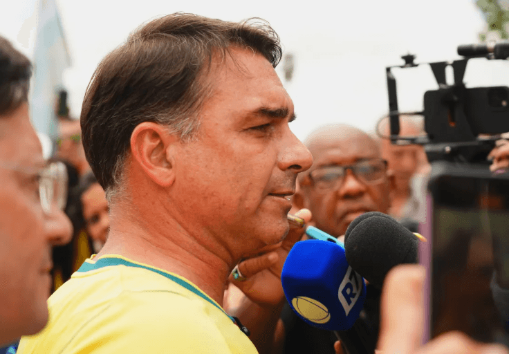 Flávio pede que Justiça investigue propaganda que foi ao ar na TV sem áudio