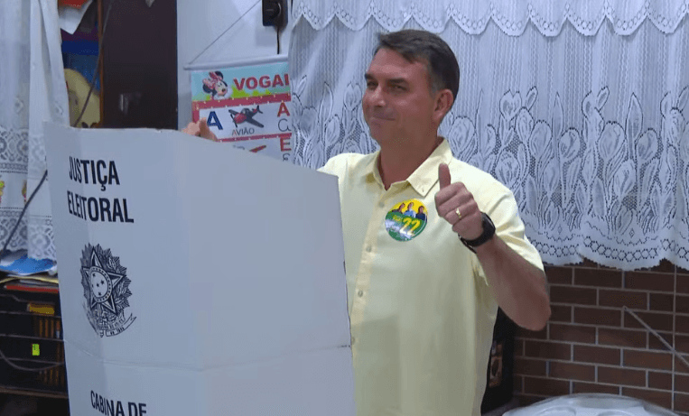 Flávio Bolsonaro (PL) vota no Rio de Janeiro; candidato acompanhará a apuração em Brasília