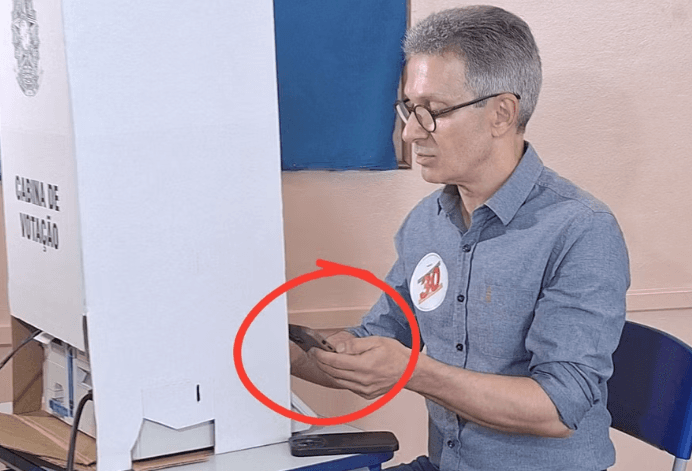 Zema usa celular na cabine de votação e TRE-MG vai apurar