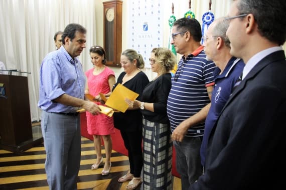 Prefeito Carlos Eduardo entrega envelopes com projetos para decoração natalina de 2015