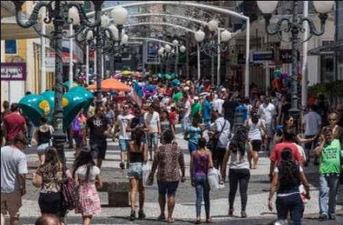 Ciclo natalino modifica horário dos comércios de rua e shoppings na capital potiguar; veja funcionamento
