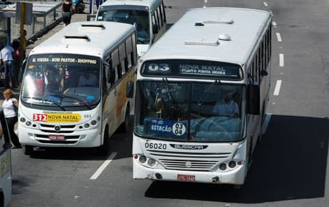 Carlos Eduardo sanciona lei que regulamenta sistema de transporte público